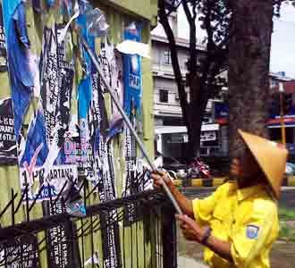 Penertiban Atribut Parpol