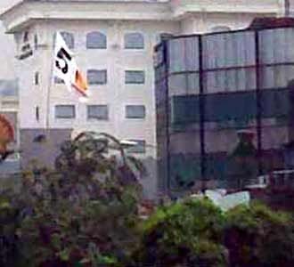 Atribut Parpol Masih Bertebaran