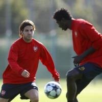 Bergantung pada Adebayor & Fabregas