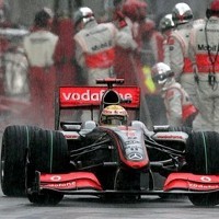 Sinar Hamilton di Tengah Mendung