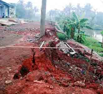 Pagar Pembatas Perumahan Roboh
