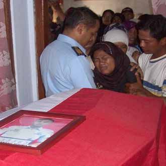 Duka Keluarga Korban Fokker 27