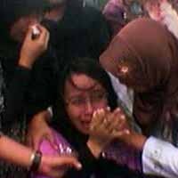 Sambut Jenazah Suami, Istri Pratu Teguh Widodo Histeris