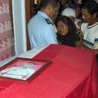 Jenazah Akan Diberangkatkan, Calon Istri Pratu Danang Pingsan