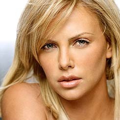Charlize Theron Pamer Dada Untuk Ketiga Kali