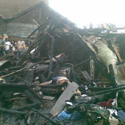 Neng Sedang Susui Anaknya Saat Rumahnya Habis Dilalap Api