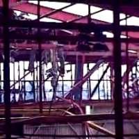 Puing Bangkai Pesawat Masih Berserakan di Atap Hangar