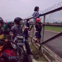 Warga Masih Menyemut di Bandara Husein