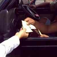 Mahasiswa Semarang Bagi-bagi Amplop di Masa Tenang