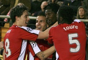 Acungan Jempol Walcott untuk Adebayor