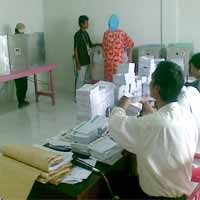 Pemilih Kewalahan Melipat Surat Suara