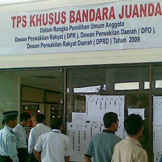 Nyontreng di TPS Bandara Juanda