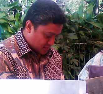 Dede Yusuf dan Istri Nyontreng di TPS 23