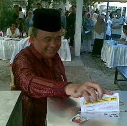   Ketua KPU Nyontreng di Rumah Biduanita Rafika Duri 