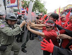 Ratusan Pendemo Thai Merangsek ke Hotel Tempat KTT Asean