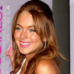 Lindsay Lohan Pasang Tato Tengah Malam