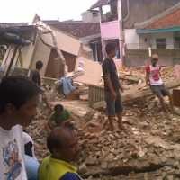 Warga Saritem Swadaya Pindahkan Puing Masjid