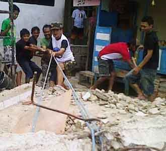 Warga Evakuasi Masjid