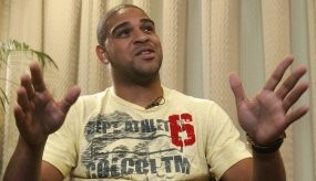 Adriano Istirahat dari Sepakbola 