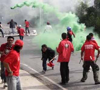Pendukung-Anti Pemerintah Thailand Bentrok