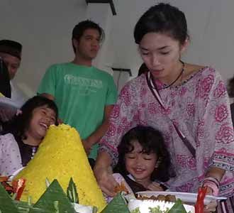 Ussy Syukuran Ultah Anak