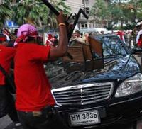 Demonstran Serang Mobil PM Thailand