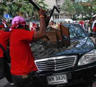 Demonstran Serang Mobil PM Thailand