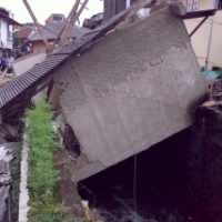 Kantor RW Bangunan Liar, Bantuan Hanya untuk Dinding Sungai