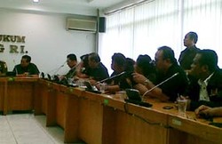 Ramai-ramai Lampiaskan Kemarahan Kepada Kejaksaan