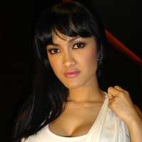 Julia Perez Belum Mau Bicarakan Pernikahan