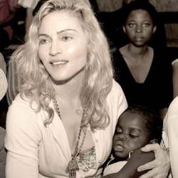 Adopsi Ditolak, Madonna Merayu Lewat Foto