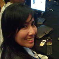 Tessa Mariska Facebookan di Pusat Tabulasi KPU