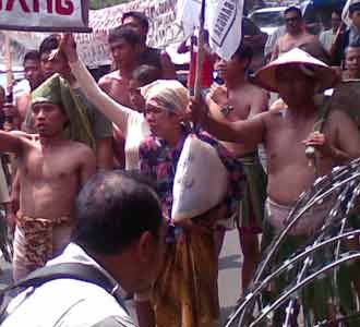 Demo Telanjang Dada di KPU