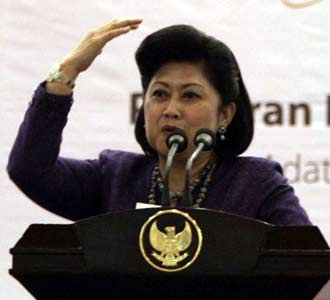 Ibu Ani Buka Pameran Kain Nusantara