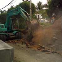 Pagar Pembatas di Samping Surabaya Plaza Dieksekusi