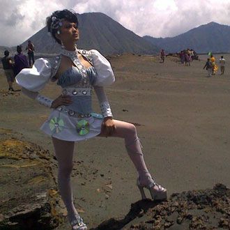 Peragaan Busana di Gunung Bromo