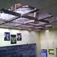 Atap Kantor RW Ambrol Timpa SD Trikarsa, Seorang Guru Luka