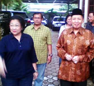 Hamzah Haz dan Sultan Sambangi Mega