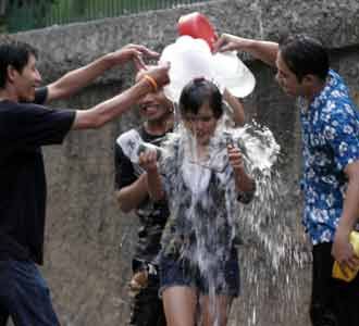 Saling Siram di Water Festival