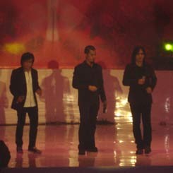 Vokalis Dewa Reuni di Konser Amal