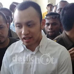 Ananda Mikola: Agung Numpang Ngetop Lewat Marcella