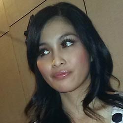 Sandra Dewi Banyak Amal Demi Jodoh