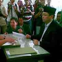 Putra Mantan Walikota Surabaya Terancam Terpental dari Senayan