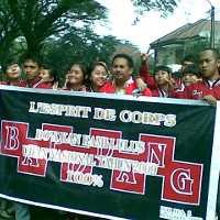 Siswa Kartika Chandra Bagi-bagi Makanan ke Sopir Angkot