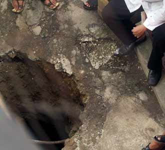 Sumur Tua Menganga di Tengah Jalan