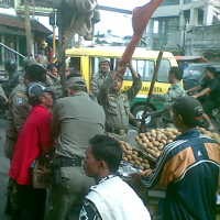 Satpol PP Angkut Topeng Monyet Hingga Motor yang Parkir Ilegal