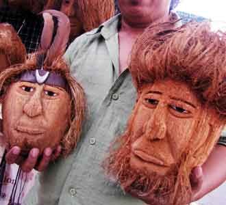 Mengubah Kelapa Jadi Patung Kepala