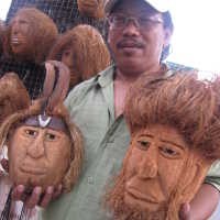 Ubah Buah Kelapa Jadi Patung Kepala