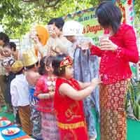 Kompak Berpakaian Adat, Ibu dan Anak Berlomba Pasang Jepit