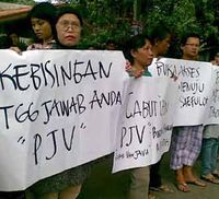 Massa Demo Mal Paris Van Java